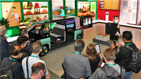 2022년 CES에서 관람객들이 첨단 센서가 부착된 현대모비스 자율주행 컨셉트카 엠비전 투고(M.VISION 2GO)를 관람하고 있다. 사진=현대모비스