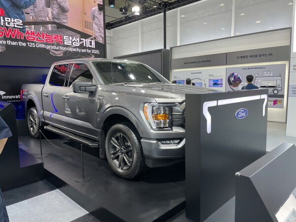 SK이노베이션은 2022년 출시 예정인 포드 F-150 라이트닝 모델을 전시했다. 이 차량에는 NCM9 배터리가 적용된다./사진=정환용 기자