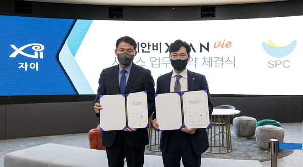 1월 19일 서울 강남구 대치동 자이갤러리에서 진행된 GS건설과 SPC그룹 파리크라상과 업무협약 체결식에서 GS건설 김민종 건축주택Artech 그룹장(사진 왼쪽)과 SPC그룹 파리크라상 커피사업본부 김진정 전무가 기념촬영을 하고 있다./GS건설