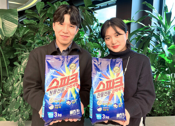 SK지오센트릭이 개발·생산한 단일재질 포장재가 적용된 애경산업 '스파크' 제품./사진=SK이노베이션