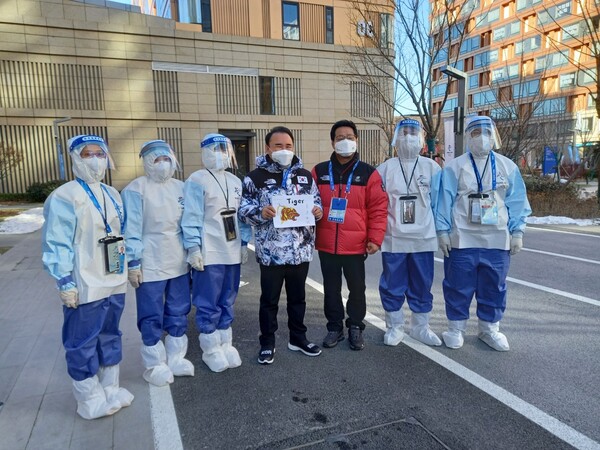 1일 윤홍근 선수단장(왼쪽에서 네번째)이 베이징 올림픽 코로나19 방역지원팀을 격려하고 있다./사진=BBQ