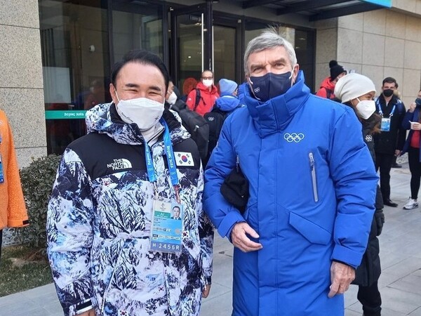 윤홍근 선수단장(왼쪽)과 바흐 IOC 위원장과 환담 이후 기념 사진을 촬영하고 있다./사진=BBQ