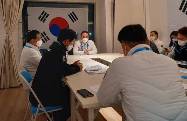 지난달 31일 윤홍근 선수단장이 베이징 현지 선수촌에 도착해 본부임원단과 선수들의 건강을 확인하는 등 회의를 주관하고 있다./사진=BBQ