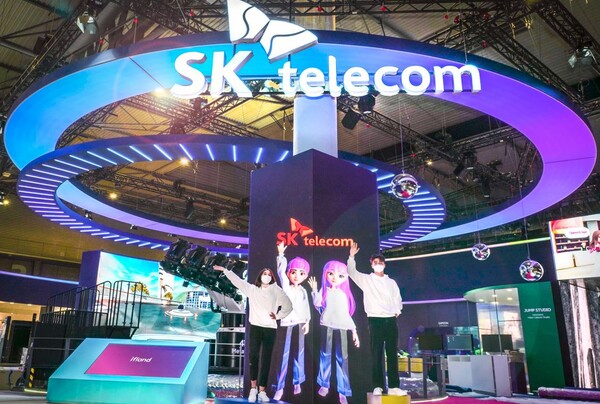 MWC2022 SKT 전시관에서 현지 모델들이 메타버스 서비스 '이프랜드(ifland)'를 소개하고 있다./사진=SKT