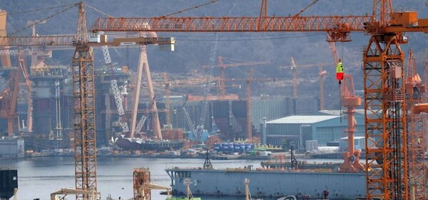 미국, 유럽연합 등이 우크라이나를 침공한 러시아를 국제은행간통신협회(SWIFT·스위프트) 결제망에서 퇴출하기로 하면서 국내 기업들의 직·간접 피해가 우려되고 있다. 사진은 28일 오전 경남 거제시에 위치한 빅3 조선소 중 한 곳의 전경. /사진=연합뉴스