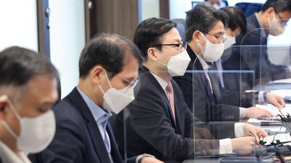 한구 산업통상자원부 통상교섭본부장(가운데)이 28일 서울 강남구 한국무역협회에서 열린 러시아의 우크라이나 침공 사태와 관련 긴급 수출입업계 간담회에 참석해 발언하고 있다./사진=연합뉴스