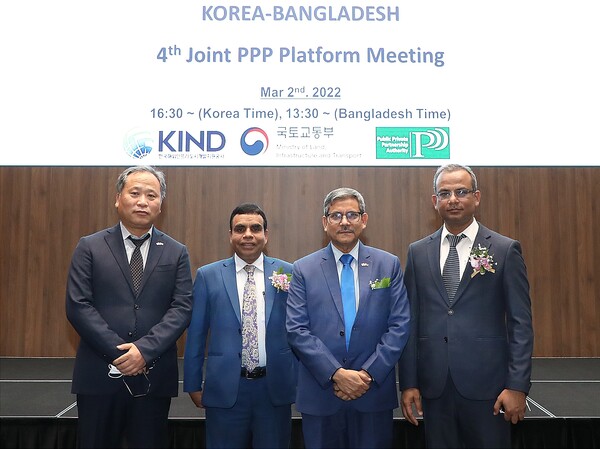 GS건설은 방글라데시 푸바찰에 7억달러(약 8432억원) 규모의 배전선로를 구축하는 우선 사업권을 획득했다고 3일 밝혔다. 사진은 전날 서울 여의도에서 열린 ‘제4차 한국 방글라데시 PPP공동협의체’에 참석한 임종대 GS건설 D.Energy솔루션 담당, 아불 바샤르 방글라데시 PPPA 부청장, 카우사르 아미르 알리 방글라데시 다카배전공사 사장, 나즈물 아베딘 방글라데시 전력청 국장(왼쪽부터)이 기념촬영을 하고 있는 모습. /GS건설