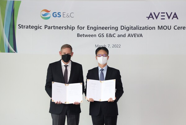 7일 서울 종로구 GS건설 본사에서 진행된 '디지털 엔지니어링 기술 개발 협력'을 위한 양해각서(MOU) 체결식에서 조성한 GS건설 플랜트부문대표(사진 오른쪽)와 캐스퍼 허즈버그 아비바 글로벌 영업대표가 기념 촬영을 하고 있다. /GS건설