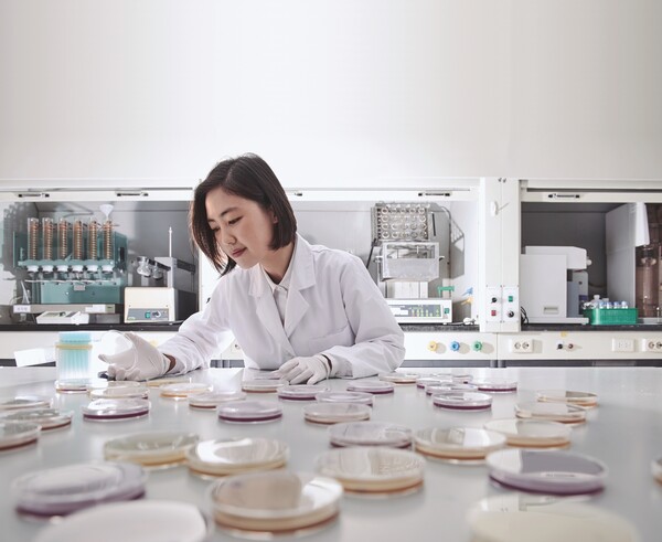 롯데헬스케어가 롯데중앙연구소 등 그룹사들과 협업을 통해 건강기능식품 개발에 나선다./사진=롯데지주