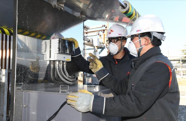 SK에너지 동력공장 구성원들이 제1종합폐수처리장에 설치된 인공지능 폐수처리 시스템(스마트 센서) 설비를 확인하고 있다./사진=SK이노베이션