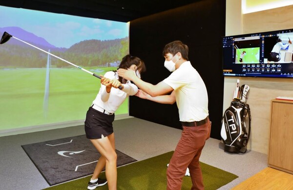 롯데백화점 잠실점의 ‘TPI’에서 전문 코치가 레슨을 하고 있다./사진=롯데백화점