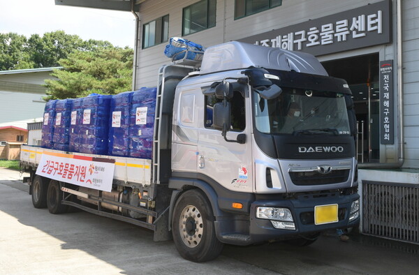 오비맥주 생수를 실은 차량이 경기 파주 재해구호 물류센터에서 대구 수서소방서로 출발하고 있다./사진=오비맥주