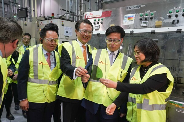 왼쪽부터 장용호 SK실트론 사장, 유정준 SK E&S 부회장, 여한구 통상교섭본부장, 캐서린 타이 미국 무역대표부 대표가 16일(현지 시간) 미국 미시간주 소재 SK 실트론CSS 공장의 웨이퍼 생산 현장을 방문해 관계자의 설명을 듣고 있다. /사진=SK그룹