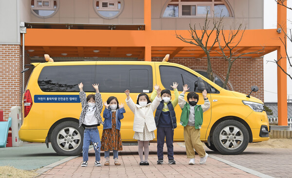어린이들이 캠페인 차량과 기념 촬영을 하고 있다. /사진=현대자동차
