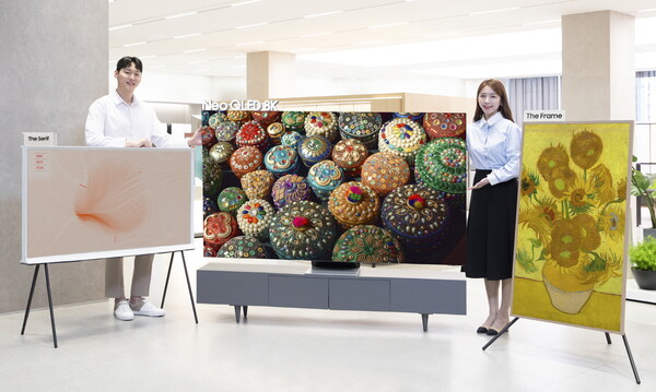 삼성전자 모델이 서울 대치동에 위치한 삼성 디지털프라자 대치본점에서 2022년형 더 세리프, Neo QLED 8K, 더 프레임을 소개하고 있다./사진=삼성전자