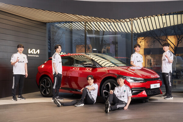 담원 기아 선수들이(왼쪽부터 ‘켈린’ 김형규, ‘덕담’ 서대길, ‘버돌’ 노태윤, ‘쇼메이커’ 허수, ‘호야’ 윤용호, ‘캐니언’ 김건부 선수) 기아의 첫 전용 전기차 EV6를 배경으로 포즈를 취하고 있다./사진=기아