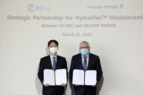  23일 서울 종로구 GS건설 본사에서 진행된 '바이오디젤 생산설비 표준 모듈화를 위한 양해각서' 체결식에서 조성한 GS건설 플랜트부문대표(왼쪽)과 소렌 셀데 에너볼슨 할도톱소 재생에너지 영업대표가 기념촬영을 하고 있다./GS건설