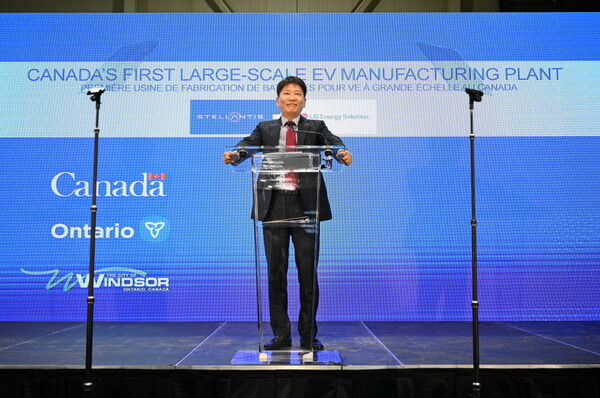 김동명 LG에너지솔루션 자동차전지사업부장 부사장이 23일(현지시간) 온타리오주 윈저시에서 개최한 ‘LG에너지솔루션-스텔란티스 합작공장’ 투자 발표 행사에서 발표를 하고 있다. /사진=LG에너지솔루션