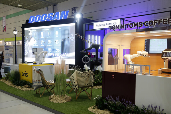 두산로보틱스가 24일 코엑스에서 열리는 IFS 프랜차이즈 창업박람회에 참가해 선보이는 쿠킹로봇 전시관./사진=두산로보틱스