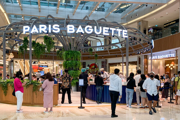 인도네시아 자카르타에 위치한 폰독인다몰에 문을 연 파리바게뜨 폰독인다몰점에 현지인들이 방문해 빵을 고르고 있다./사진=SPC그룹