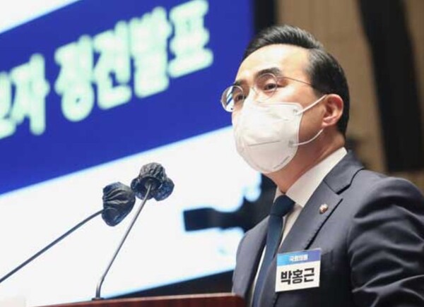24일 더불어민주당 신임 원내 대표로 선출된 박홍근 의원이 정견 발표를 하고 있다./연합