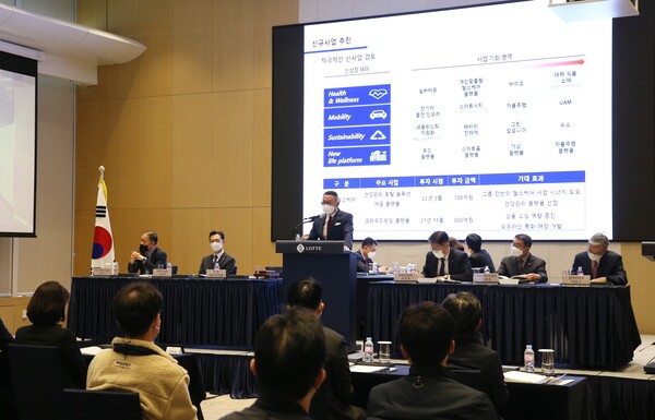 25일 롯데월드타워에서 열린 롯데지주 제55기 정기 주주총회에서 이동우 대표이사가 주주들의 질의에 답변하고 있다./사진=롯데지주