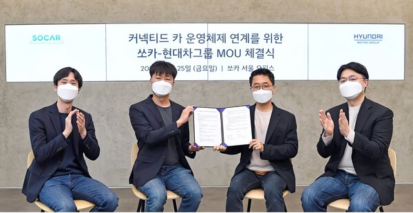 현대차는 25일 서울 성동구 소재 쏘카 서울오피스에서 양사 관계자들이 참석한 가운데 ‘커넥티드 카 운영체제 연계를 위한 업무 협약(MOU)’을 체결했다. 왼쪽부터 쏘카 박재욱 대표이사, 쏘카 류석문 CTO, 현대차 권해영 인포테인먼트개발실장, 현대차 추교웅 인포테인먼트개발센터장./사진=현대차