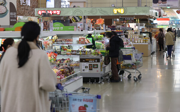 한국은행이 29일 발표한 '소비자동향조사' 결과에 따르면 3월 소비자심리지수(CCSI)는 103.2로 2월보다 0.1포인트(p) 높아졌다. 사진은 서울 시내의 한 대형마트에서 시민들이 장을 보는 모습. /연합