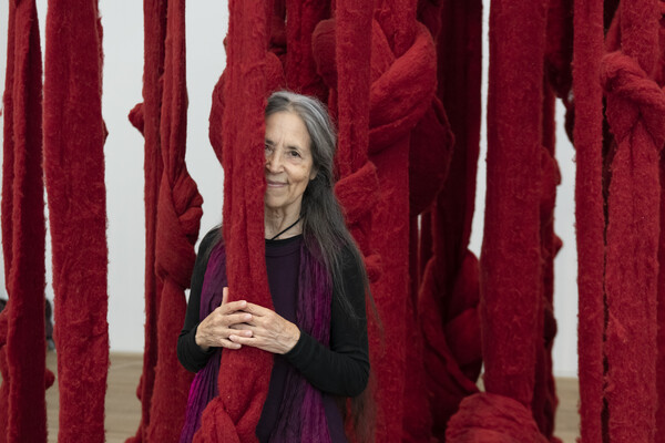 테이트 모던에 설치된 작품과 세실리아 비쿠냐/사진=Portrait of Cecilia Vicuña in front of Quipu Womb 2017 at Tate Modern, 2022 c. Cecilia Vicuña. Photo Lucy Dawkins