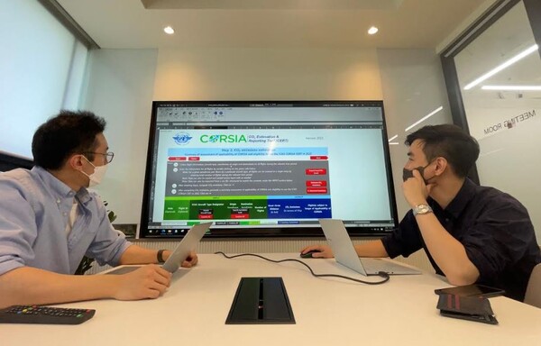 국제항공분야 온실가스 배출량을 검증할 수 있는 정식 검증원(CORSIA Verifier) 자격을 획득한 SK이노베이션 구성원들이 국제항공의 온실가스 배출량 관련하여 논의하고 있다./사진=SK이노베이션