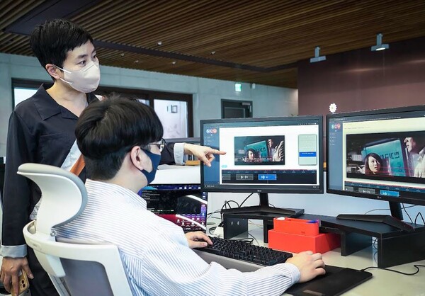 뉴 아이디 박준경 대표(왼쪽)와 직원이 AI기반 포스트 프로덕션 기술을 활용해 콘텐츠를 편집하고 있다./사진=SK텔레콤