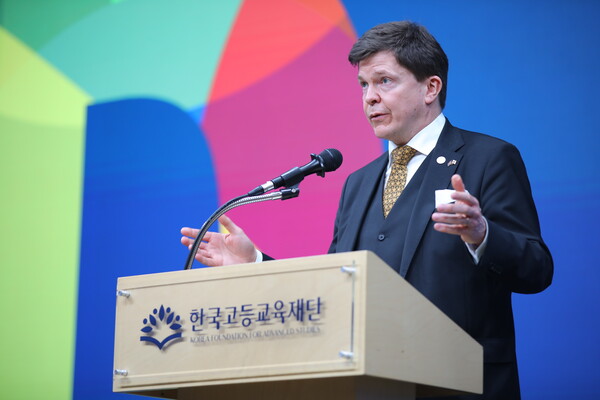 12일 안드레아스 노를렌 스웨덴 의회 의장이 서울시 강남구 한국고등교육재단에서 열린 한국고등교육재단 장학생들과의 민주주의 토론회에 참석해 기조연설을 하고 있다. /사진= 한국고등교육재단