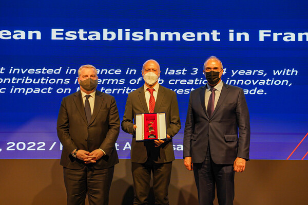 13일 서울 영등포구 페어몬트 서울에서 열린 '2022 한불상공회의소 비즈니스 어워즈'에서 최우수 프랑스 진출 기업상을 수상한 잭 모란 SPC그룹 파리크라상 글로벌전략총괄 부사장(가운데)이 필립 르포르 주한 프랑스 대사(오른쪽), 다비드 피에르 잘리콩 한불 상공회의소장(왼쪽)과 기념촬영을 하고 있다./사진=SPC그룹