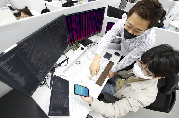 KT 융합기술원에서 연구원들이 AI 기술을 활용해 루게릭병 환우의 목소리 복원 작업을 하고 있다. /사진=KT