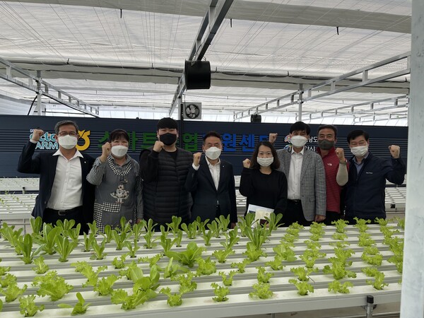 19일 NH농협은행 농업·녹색금융부문 김춘안 부행장(왼쪽에서 네번째)과 임직원들이 스마트농업 지원센터 간담회 참석자들과 기념촬영을 하고 있다./사진=NH농협은행