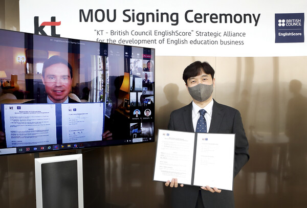 27일 온라인으로 진행된 협약식에서 KT 커스터머DX사업단 박정호 단장(우)과 잉글리시스코어 CEO인 Michael Curry가 기념촬영을 하고 있다. /사진=KT  