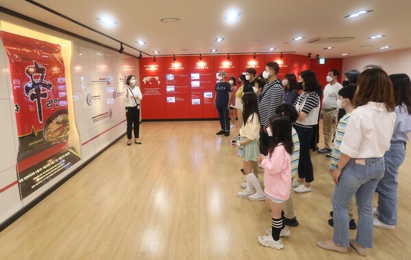 26일 농심 임직원 가족들이 안양공장을 시범 견학하고 있다. /사진=농심