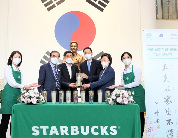 윤주경 국회의원(오른쪽 두 번째부터), 스타벅스 코리아 송호섭 대표이사, 매헌윤봉길의사기념사업회 명노승 회장, 매헌윤봉길월진회 윤여두 회장 등이 전달식 후 기념사진 촬영을 하고 있다./사진=스타벅스코리아