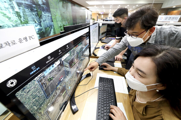 KT 직원들이 안양시 스마트도시통합센터에서 ITS 관제를 하고 있다. /사진=KT