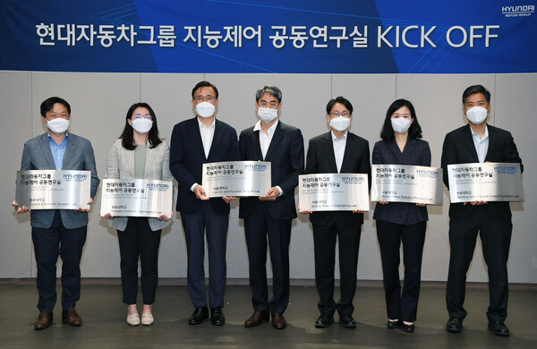 27일 서울대학교 교수회관에서 열린 '지능 제어 공동연구실' 설립 기념 행사에서 왼쪽부터 백주훈 광운대학교 교수, 김연수 광운대학교 교수, 박정국 현대차·기아 연구개발본부장 사장, 심형보 서울대학교 교수, 이종민 서울대학교 교수, 김현진 서울대학교 교수, 최종은 연세대학교 교수가 기념촬영을 하고 있다. /사진=현대차그룹