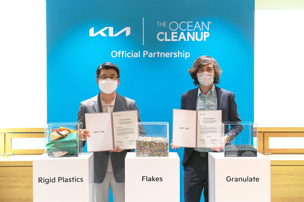 기아는 네덜란드 비영리단체 '오션클린업'과 기아 본사에서 조인식을 진행하고 지속가능한 지구를 만들어 나가기 위해 파트너십을 체결했다고 28일 밝혔다. 왼쪽부터 송호성 기아 사장, 보얀 슬랫 오션클린업 설립자 겸 CEO가 기념촬영을 하고 있다. /사진=기아