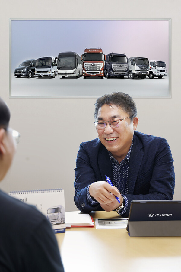 판매거장에 선정된 강병철 서부트럭지점 영업부장/사진=현대차