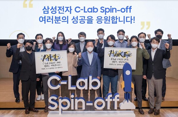 삼성전자는 4월 29일 경기도 수원시 삼성 디지털 시티에서 삼성전자 경영지원실장 박학규 사장(사진 앞줄 왼쪽에서 네번째) 등 경영진과 창업자들이 참석한 가운데 '상반기 C랩 스핀오프 론칭데이'를 열었다. /사진=삼성전자