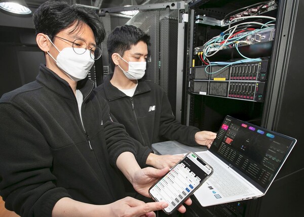 KT 융합기술원 연구원들이 ‘아이온’을 관제 기록을 확인하고 기업특화망의 실시간 운영 현황을 모니터링하고 있다./사진=KT