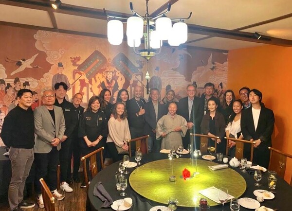 미 명문 요리학교 CIA 주최로 현지시간 4월 26일에서 28일까지 미국 캘리포니아주 나파 시에서 열린 '글로벌 식물성 지향 식품 써밋'에서 사찰음식의 대가 정관스님이 요리 시연이 끝난 후 풀무원USA 관계자 및 행사 참석자들과 기념촬영을 하고 있다./사진=풀무원