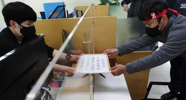 2일 삼성전자노조 공동교섭단 관계자가 삼성전자를 상대로 '삼성전자의 노사협의회를 통한 불법꼼수 임금협상 고발장'을 서울고용노동청에 제출하고 있다./사진=삼성전자노조 공동교섭단