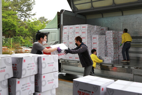 아성다이소 직원들이 울진 산불피해 지역 이재민을 돕기 위해 트럭에 행복박스를 싣고 있다. /사진=아성다이소