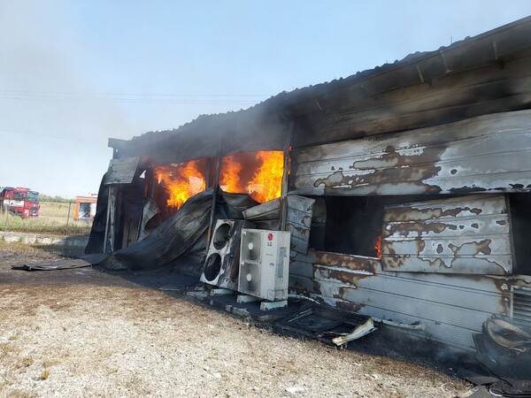 1일 전북 익산시 망성면 어량리의 한 태양광 발전설비 에너지저장장치(ESS)실에서 화재가 발생했다. /사진=익산소방서