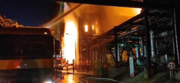 1월 12일 SK에너지 울산공장 에너지저장장치(ESS)에서 화재가 발생해 소방당국이 진압작업을 벌이고 있다. /울산소방본부 제공.