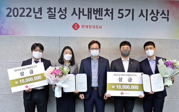 박윤기(가운데) 롯데칠성음료 대표가 '사내벤처 프로그램’ 5기 멤버를 최종 선발한 후 직원들과 기념사진 촬영을 하고 있다./사진=롯데칠성음료